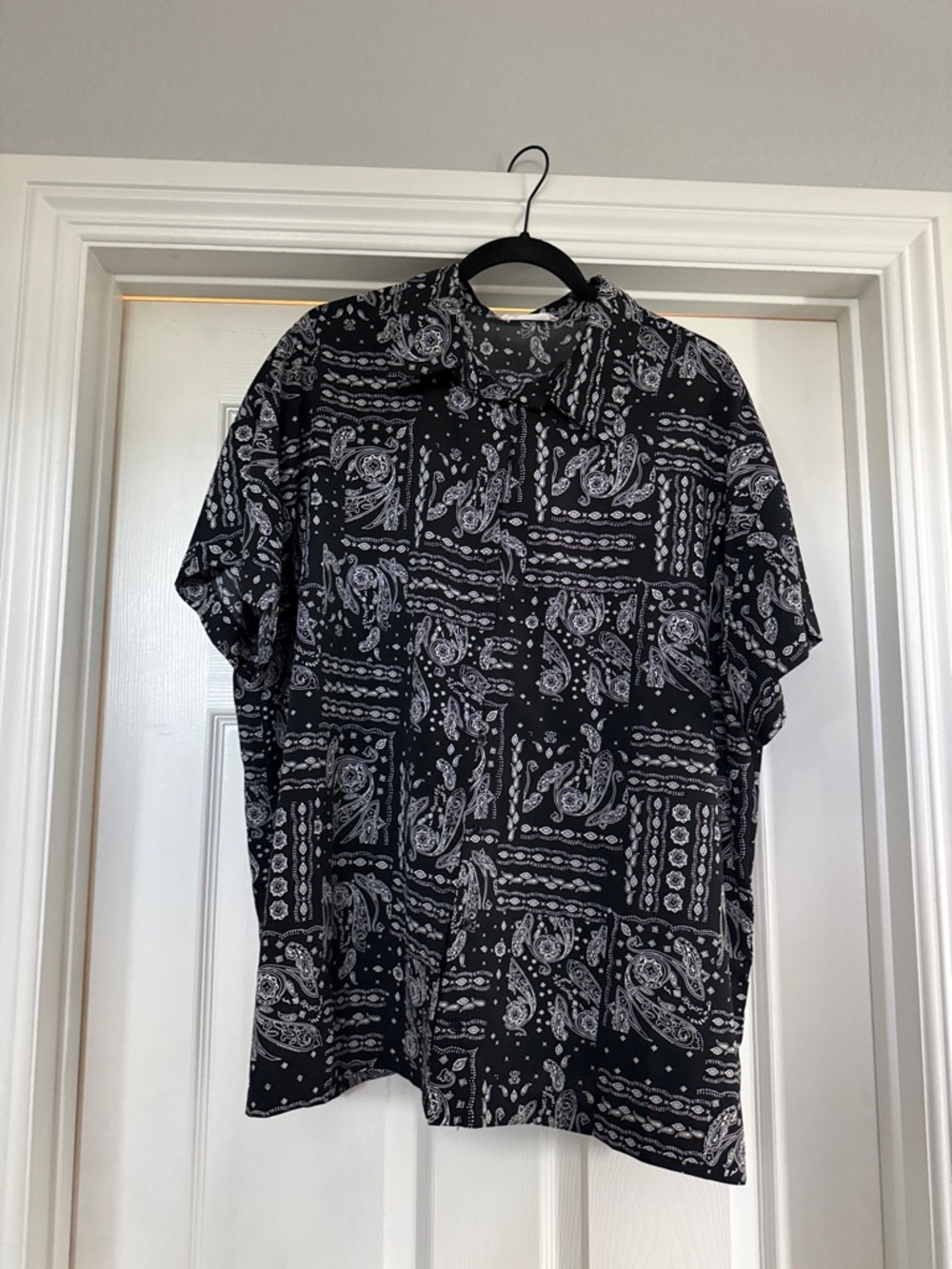 12th Tribe Black and White Paisley Short-Sleeve Button-Down Shirt